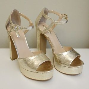 NWOT Gold Peep Toe Ankle Strap Platform Heels